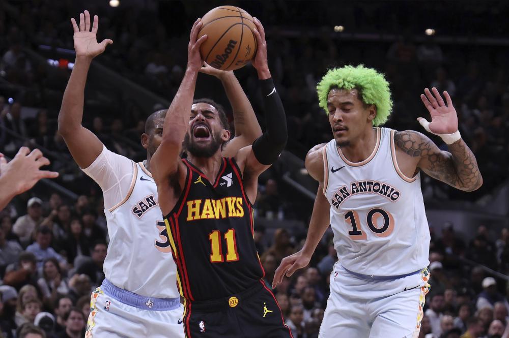 足坛一夜动态：巴黎官宣7000万新援！曼联传奇巨星去世 C罗哑火