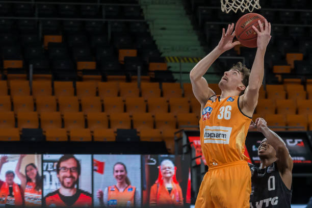 队缩小分差 队缩小分差