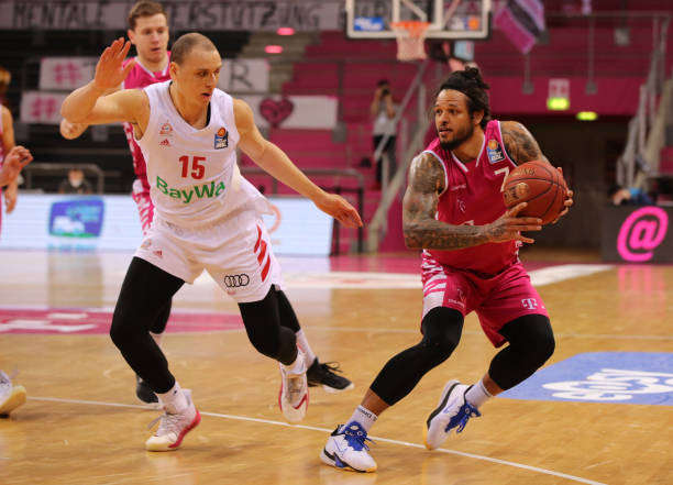 王钰栋首个主力赛季表现：共12球5助攻，荣膺中超本土金靴（王钰栋首个主力赛季12球5助，加冕中超本土金靴）